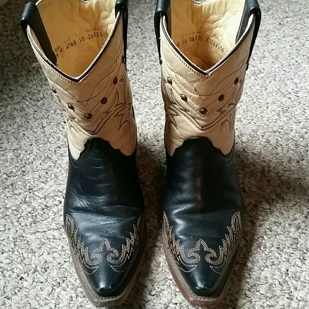 EUC Corral boots size 9